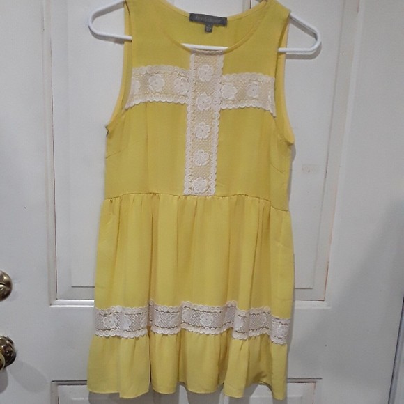 Womens Yellow Sleeveless Top Finn And Clover Size Medium Ivory Sheer Embroidered - Picture 1 of 4